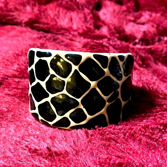 KJL Kenneth Jay Lane Animal Giraffe Print Enamel Wide Cuff Bracelet - Picture 6 of 6